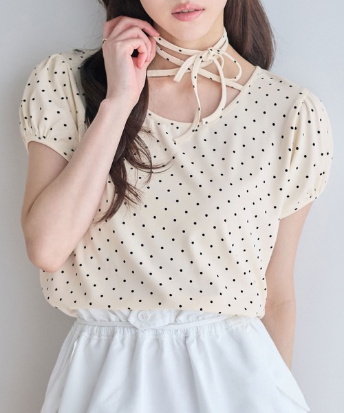 CHAN ME(チャンミ)の「チョーカー風デザイン付き半袖トップス(Tシャツ/カットソー・レディース・グレー/アイボリー/ブラック・MEDIUM/LARGE/X-LARGE)」の1枚目の写真