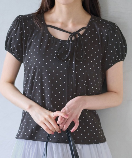 CHAN ME(チャンミ)の「チョーカー風デザイン付き半袖トップス(Tシャツ/カットソー・レディース・グレー/アイボリー/ブラック・MEDIUM/LARGE/X-LARGE)」の2枚目の写真