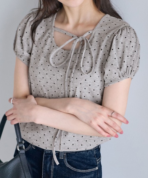 CHAN ME(チャンミ)の「チョーカー風デザイン付き半袖トップス(Tシャツ/カットソー・レディース・グレー/アイボリー/ブラック・MEDIUM/LARGE/X-LARGE)」の12枚目の写真