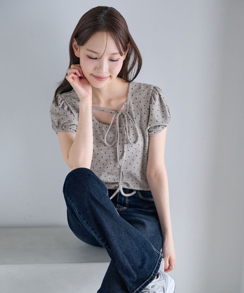 CHAN ME(チャンミ)の「チョーカー風デザイン付き半袖トップス(Tシャツ/カットソー・レディース・グレー/アイボリー/ブラック・MEDIUM/LARGE/X-LARGE)」の13枚目の写真