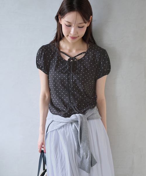 CHAN ME(チャンミ)の「チョーカー風デザイン付き半袖トップス(Tシャツ/カットソー・レディース・グレー/アイボリー/ブラック・MEDIUM/LARGE/X-LARGE)」の9枚目の写真