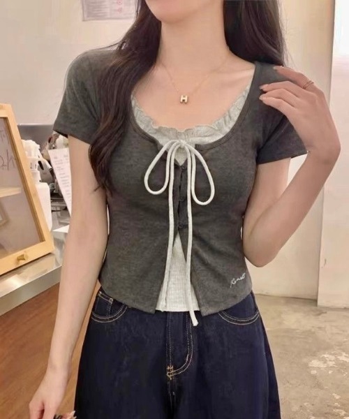 LADY LIKE(レディライク)の「胸リボンレイヤード風半袖トップス(Tシャツ/カットソー・レディース・ダークグレー・M)」の1枚目の写真