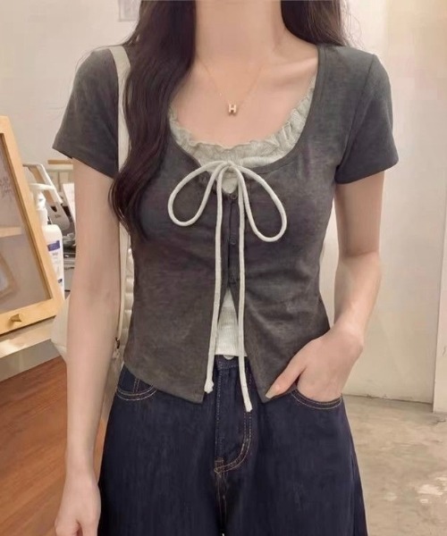 LADY LIKE(レディライク)の「胸リボンレイヤード風半袖トップス(Tシャツ/カットソー・レディース・ダークグレー・M)」の4枚目の写真