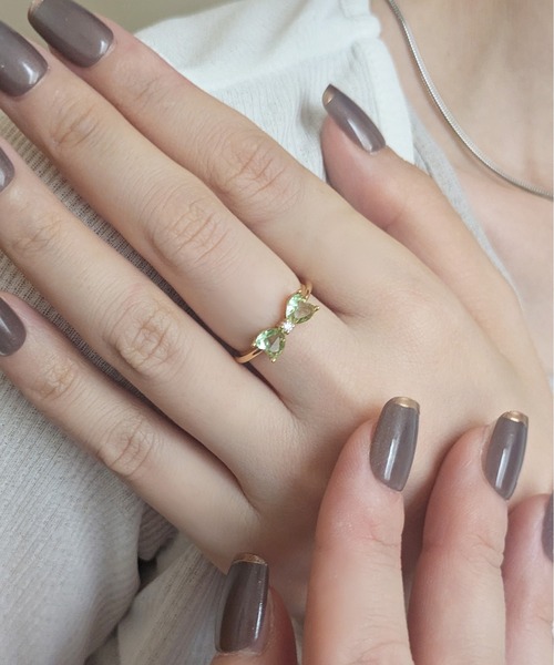styiro(スタイロ)の「ニッケルフリー ペリドットカラー・クラシカルハートリボンリング(リング・レディース・シルバー/ゴールド・FREE)」の2枚目の写真