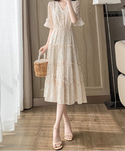 &soiree(アンドソワレ)の「花柄Vネックフリル袖ティアードワンピース(ワンピース・レディース・アイボリー・SMALL/MEDIUM/LARGE/X-LARGE)」の1枚目の写真