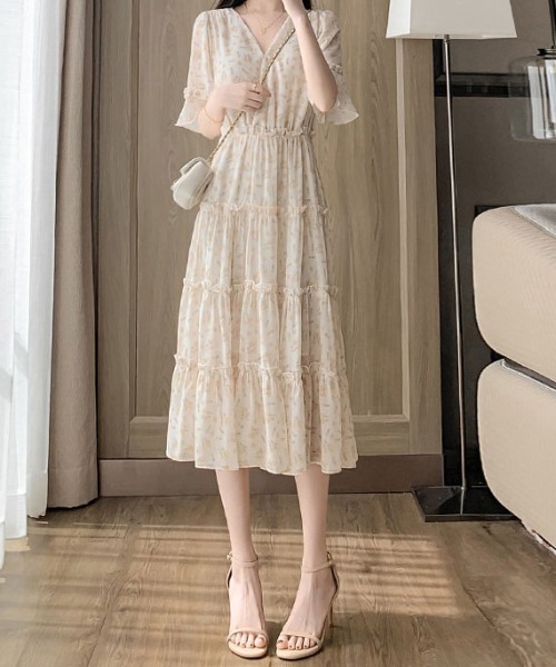 &soiree(アンドソワレ)の「花柄Vネックフリル袖ティアードワンピース(ワンピース・レディース・アイボリー・SMALL/MEDIUM/LARGE/X-LARGE)」の2枚目の写真