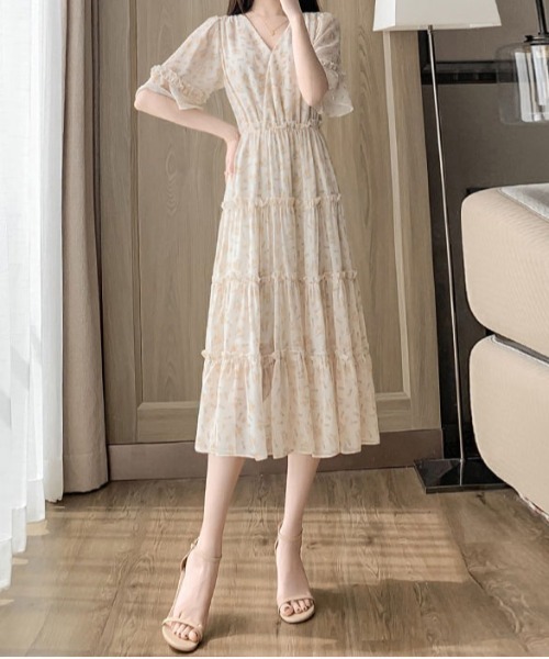 &soiree(アンドソワレ)の「花柄Vネックフリル袖ティアードワンピース(ワンピース・レディース・アイボリー・SMALL/MEDIUM/LARGE/X-LARGE)」の3枚目の写真