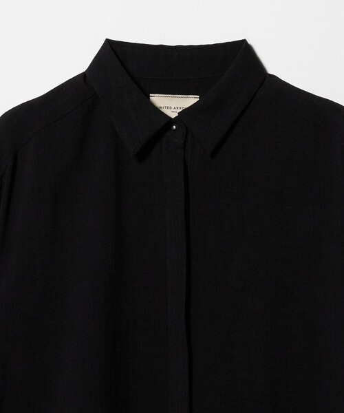 UNITED ARROWS（ユナイテッドアローズ）の「スラブ シアー シャツ ‐ウォッシャブル‐（シャツ/ブラウス・レディース・ダークブラウン/コバルトブルー/ブラック・FREE）」の4枚目の写真