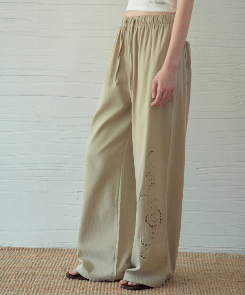 OURNOSTALGIA(アワー ノスタルジア)の「Rose Embroidered Wide Pants_Dark Green(OB6PT05)(その他パンツ・レディース・ダークグリーン・FREE)」の2枚目の写真