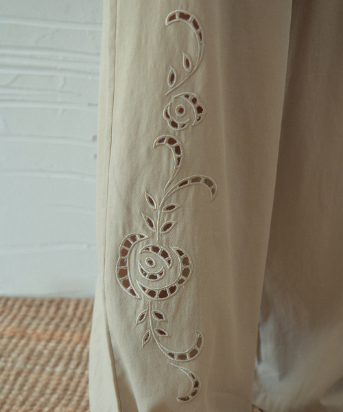 OURNOSTALGIA(アワー ノスタルジア)の「Rose Embroidered Wide Pants_Dark Green(OB6PT05)(その他パンツ・レディース・ダークグリーン・FREE)」の4枚目の写真