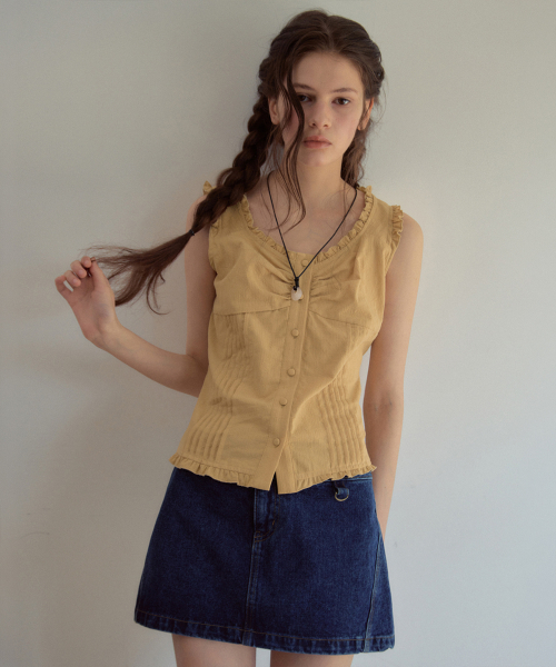 OURNOSTALGIA(アワー ノスタルジア)の「Melly Pintuck Sleeveless Blouse_Mustard(OB6BL04)(シャツ/ブラウス・レディース・Mustard・SMALL/MEDIUM)」の2枚目の写真