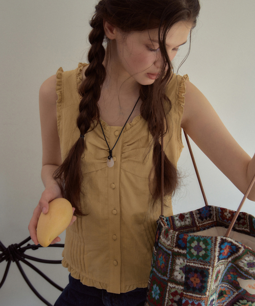 OURNOSTALGIA(アワー ノスタルジア)の「Melly Pintuck Sleeveless Blouse_Mustard(OB6BL04)(シャツ/ブラウス・レディース・Mustard・SMALL/MEDIUM)」の3枚目の写真