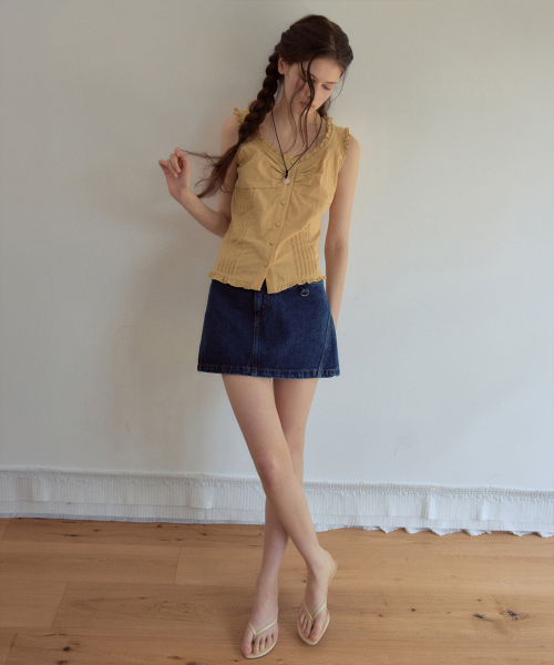 OURNOSTALGIA(アワー ノスタルジア)の「Melly Pintuck Sleeveless Blouse_Mustard(OB6BL04)(シャツ/ブラウス・レディース・Mustard・SMALL/MEDIUM)」の4枚目の写真
