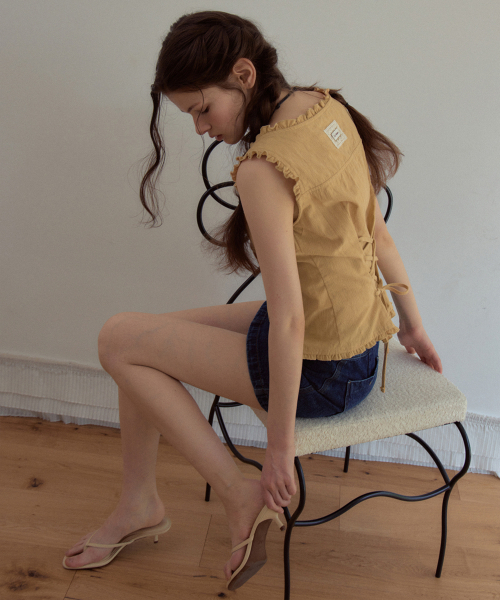 OURNOSTALGIA(アワー ノスタルジア)の「Melly Pintuck Sleeveless Blouse_Mustard(OB6BL04)(シャツ/ブラウス・レディース・Mustard・SMALL/MEDIUM)」の5枚目の写真