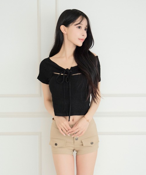 ALLuRing ChaRm(アリュリングチャーム)の「Cutout Off-shoulder Rib Blouse / カットアウトオフショルダーリブブラウス(シャツ/ブラウス・レディース・ブラック/ホワイト/グレー/ベージュ・FREE)」の2枚目の写真