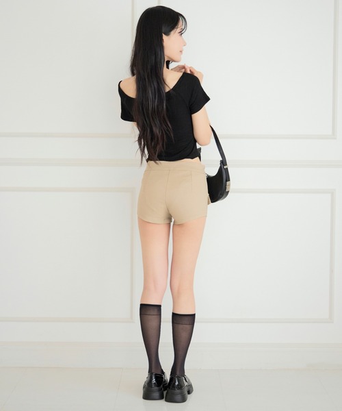 ALLuRing ChaRm(アリュリングチャーム)の「Cutout Off-shoulder Rib Blouse / カットアウトオフショルダーリブブラウス(シャツ/ブラウス・レディース・ブラック/ホワイト/グレー/ベージュ・FREE)」の17枚目の写真