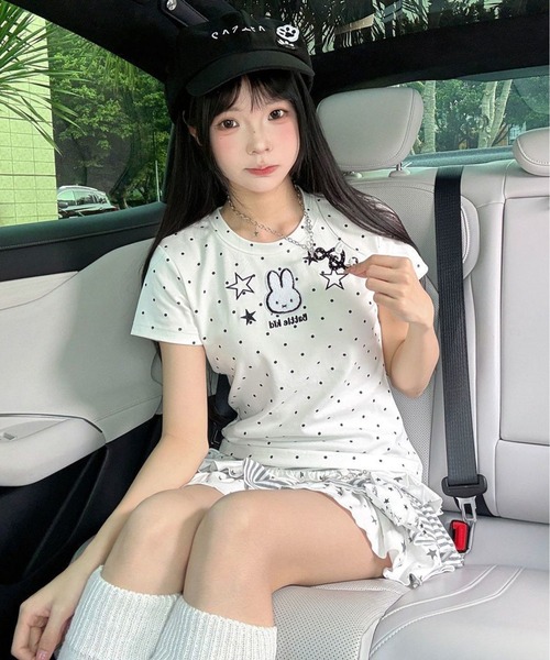 AsheKsha(アシクシャ)の「かわいい刺繍のウサギと水玉柄のラウンドネック・ストレートショルダー半袖Tシャツ(Tシャツ/カットソー・レディース・ホワイト・M)」の1枚目の写真