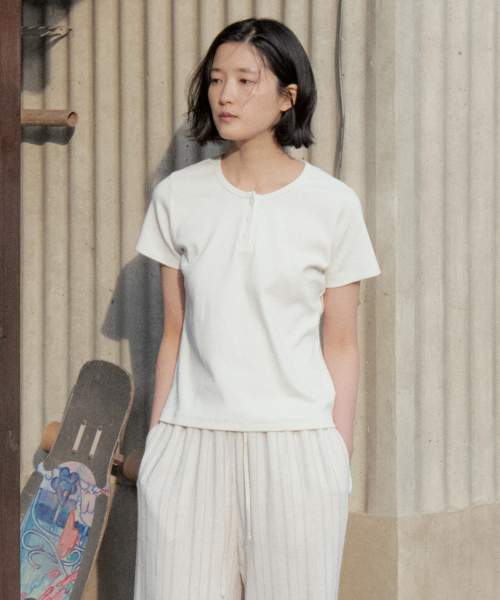 STEP AROUND(ステップアラウンド)の「Henley Short Sleeve T-Shirt_WHITE(Tシャツ/カットソー・レディース・その他・FREE)」の3枚目の写真