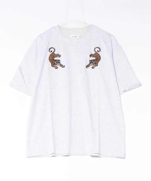 ATELANE(アテレーン)の「/ATELANE/シルケット天竺トラ、フラワー、刺繍S/S Tee(Tシャツ/カットソー・メンズ・アッシュグレー・MEDIUM)」の1枚目の写真