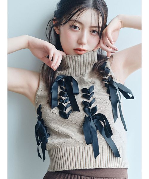 SNIDEL(スナイデル)の「リボンディティールノースリニットプルオーバー(ニット/セーター・レディース・ベージュ/その他/グレー/ブラック・F)」の4枚目の写真