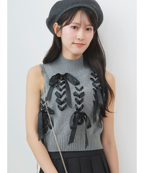 SNIDEL(スナイデル)の「リボンディティールノースリニットプルオーバー(ニット/セーター・レディース・ベージュ/その他/グレー/ブラック・F)」の3枚目の写真