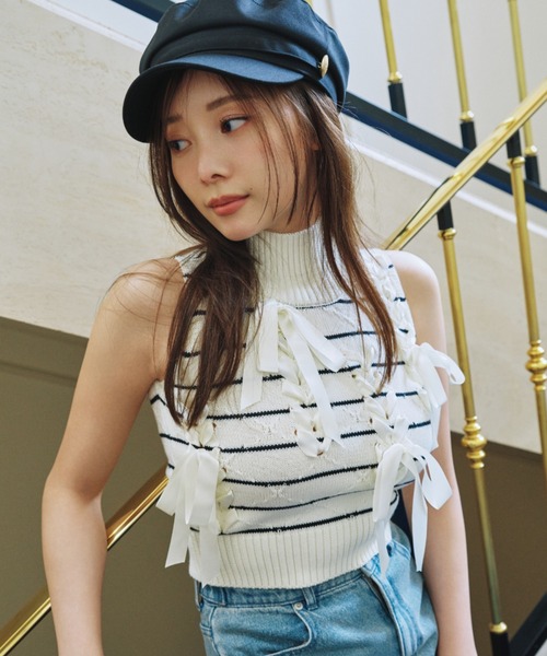 SNIDEL(スナイデル)の「リボンディティールノースリニットプルオーバー(ニット/セーター・レディース・ベージュ/その他/グレー/ブラック・F)」の1枚目の写真