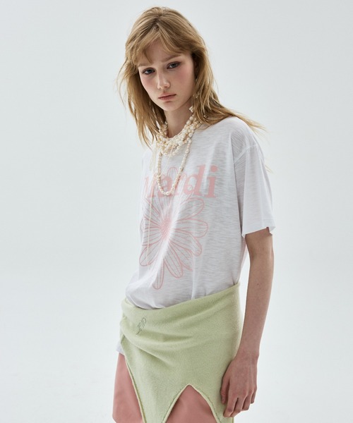 Mardi Mercredi(マルディメクルディ)の「SLUB COTTON TSHIRT FLOWERMARDI / スラブ コットン Tシャツ フラワーマルディ(Tシャツ/カットソー・レディース・ホワイト×ピンク・FREE)」の2枚目の写真