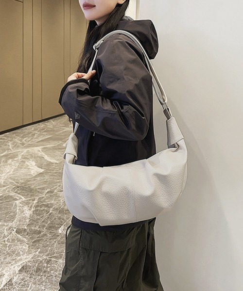 Miniministore(ミニミニストア)の「やわらか合皮ショルダーバッグ(ショルダーバッグ・レディース・オフホワイト/ブラック・FREE)」の8枚目の写真