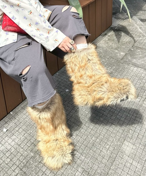Alley Tokyo(アリートーキョー)の「モンスターファーブーツ(ブーツ・レディース・ベージュ/ピンク/オフホワイト・LARGE/MEDIUM)」の2枚目の写真