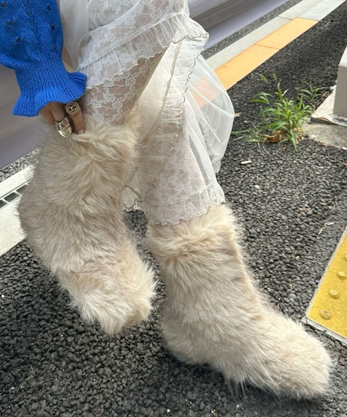 Alley Tokyo(アリートーキョー)の「モンスターファーブーツ(ブーツ・レディース・ベージュ/ピンク/オフホワイト・LARGE/MEDIUM)」の1枚目の写真