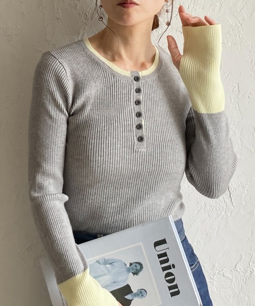 She's Closet(シーズクローゼット)の「配色バイカラー サムホール ヘンリーネック リブニット(ニット/セーター・レディース・チャコールグレー/ブラウン/アイボリー/グレー/ブラック・FREE)」の4枚目の写真