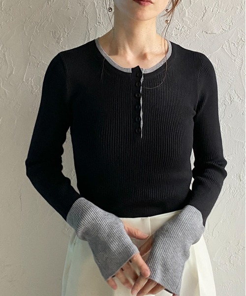 She's Closet(シーズクローゼット)の「配色バイカラー サムホール ヘンリーネック リブニット(ニット/セーター・レディース・チャコールグレー/ブラウン/アイボリー/グレー/ブラック・FREE)」の3枚目の写真