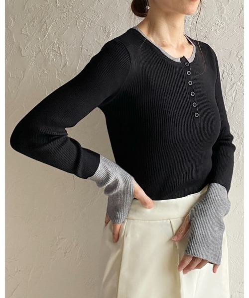 She's Closet(シーズクローゼット)の「配色バイカラー サムホール ヘンリーネック リブニット(ニット/セーター・レディース・チャコールグレー/ブラウン/アイボリー/グレー/ブラック・FREE)」の11枚目の写真