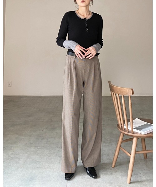 She's Closet(シーズクローゼット)の「配色バイカラー サムホール ヘンリーネック リブニット(ニット/セーター・レディース・チャコールグレー/ブラウン/アイボリー/グレー/ブラック・FREE)」の13枚目の写真