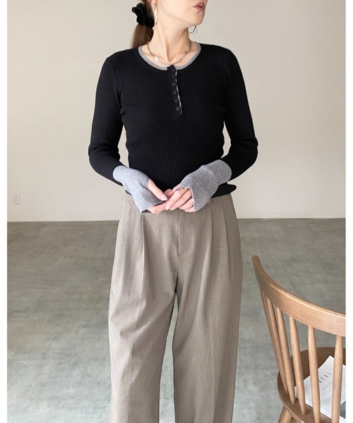 She's Closet(シーズクローゼット)の「配色バイカラー サムホール ヘンリーネック リブニット(ニット/セーター・レディース・チャコールグレー/ブラウン/アイボリー/グレー/ブラック・FREE)」の14枚目の写真