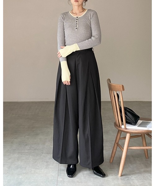 She's Closet(シーズクローゼット)の「配色バイカラー サムホール ヘンリーネック リブニット(ニット/セーター・レディース・チャコールグレー/ブラウン/アイボリー/グレー/ブラック・FREE)」の18枚目の写真