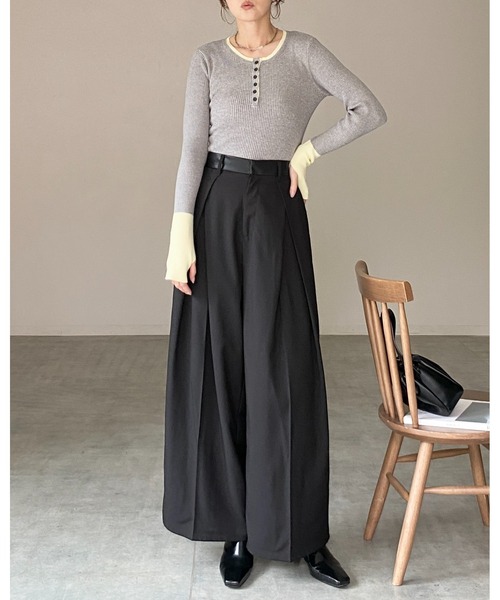 She's Closet(シーズクローゼット)の「配色バイカラー サムホール ヘンリーネック リブニット(ニット/セーター・レディース・チャコールグレー/ブラウン/アイボリー/グレー/ブラック・FREE)」の19枚目の写真