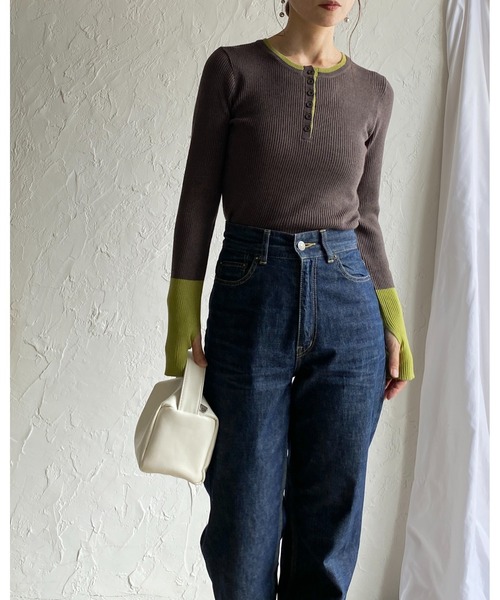She's Closet(シーズクローゼット)の「配色バイカラー サムホール ヘンリーネック リブニット(ニット/セーター・レディース・チャコールグレー/ブラウン/アイボリー/グレー/ブラック・FREE)」の22枚目の写真