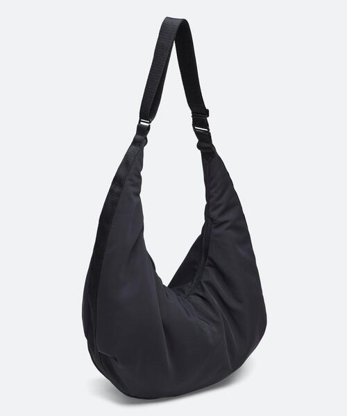 UNDER ARMOUR(アンダーアーマー)の「UAスタジオ クレッセント バッグ Sサイズ(ライフスタイル/レディース)(ショルダーバッグ・レディース・ブラック・ONESIZE)」の2枚目の写真