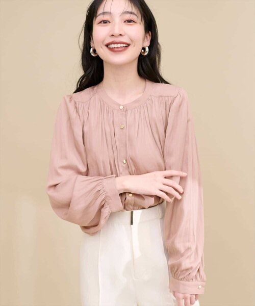 natural couture(ナチュラルクチュール)の「マット釦とろみサテンブラウス(シャツ/ブラウス・レディース・ブラウン/チャコールグレー/ピンク/ピンクベージュ/ピンク系その他/グレイッシュベージュ/オフホワイト/ブルー・FREE)」の7枚目の写真