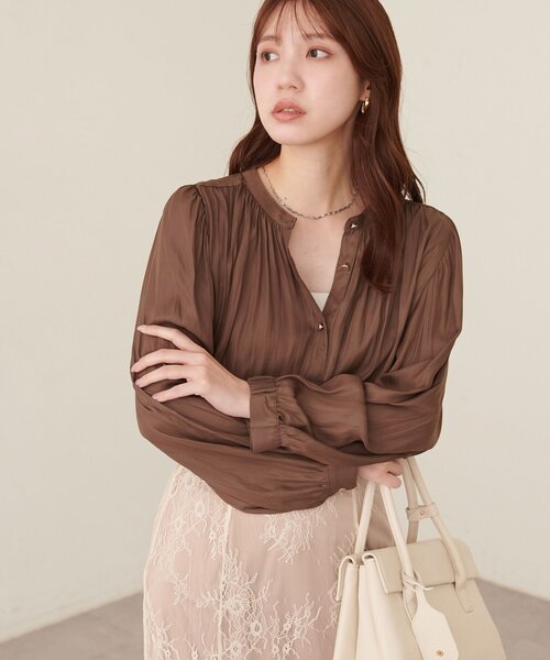 natural couture(ナチュラルクチュール)の「マット釦とろみサテンブラウス(シャツ/ブラウス・レディース・ブラウン/チャコールグレー/ピンク/ピンクベージュ/ピンク系その他/グレイッシュベージュ/オフホワイト/ブルー・FREE)」の3枚目の写真