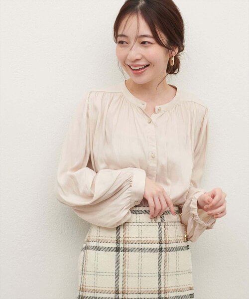 natural couture(ナチュラルクチュール)の「マット釦とろみサテンブラウス(シャツ/ブラウス・レディース・ブラウン/チャコールグレー/ピンク/ピンクベージュ/ピンク系その他/グレイッシュベージュ/オフホワイト/ブルー・FREE)」の1枚目の写真