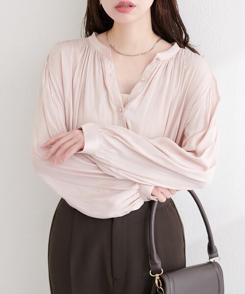 natural couture(ナチュラルクチュール)の「マット釦とろみサテンブラウス(シャツ/ブラウス・レディース・ブラウン/チャコールグレー/ピンク/ピンクベージュ/ピンク系その他/グレイッシュベージュ/オフホワイト/ブルー・FREE)」の6枚目の写真