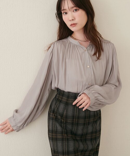 natural couture(ナチュラルクチュール)の「マット釦とろみサテンブラウス(シャツ/ブラウス・レディース・ブラウン/チャコールグレー/ピンク/ピンクベージュ/ピンク系その他/グレイッシュベージュ/オフホワイト/ブルー・FREE)」の4枚目の写真