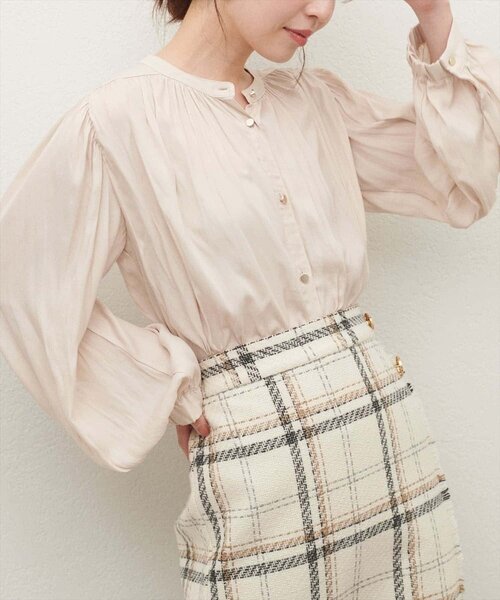 natural couture(ナチュラルクチュール)の「マット釦とろみサテンブラウス(シャツ/ブラウス・レディース・ブラウン/チャコールグレー/ピンク/ピンクベージュ/ピンク系その他/グレイッシュベージュ/オフホワイト/ブルー・FREE)」の9枚目の写真