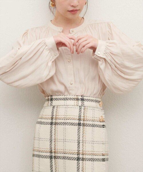 natural couture(ナチュラルクチュール)の「マット釦とろみサテンブラウス(シャツ/ブラウス・レディース・ブラウン/チャコールグレー/ピンク/ピンクベージュ/ピンク系その他/グレイッシュベージュ/オフホワイト/ブルー・FREE)」の10枚目の写真