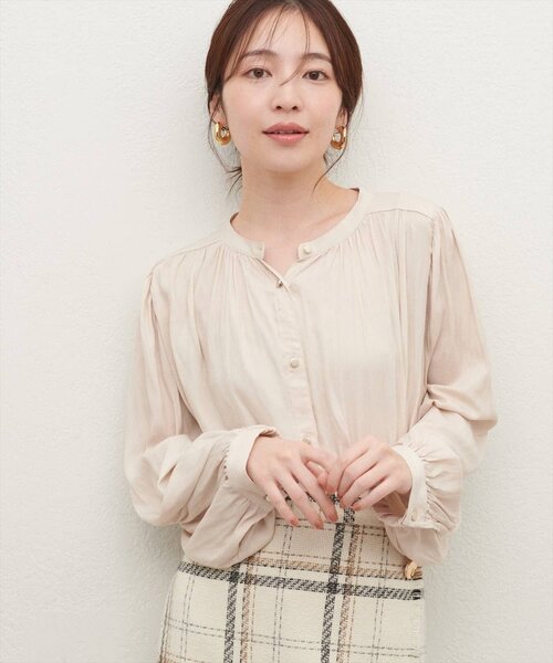 natural couture(ナチュラルクチュール)の「マット釦とろみサテンブラウス(シャツ/ブラウス・レディース・ブラウン/チャコールグレー/ピンク/ピンクベージュ/ピンク系その他/グレイッシュベージュ/オフホワイト/ブルー・FREE)」の11枚目の写真
