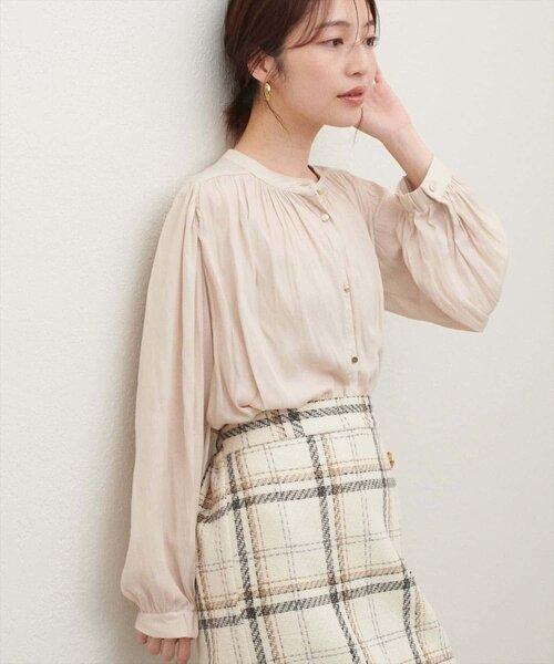 natural couture(ナチュラルクチュール)の「マット釦とろみサテンブラウス(シャツ/ブラウス・レディース・ブラウン/チャコールグレー/ピンク/ピンクベージュ/ピンク系その他/グレイッシュベージュ/オフホワイト/ブルー・FREE)」の12枚目の写真