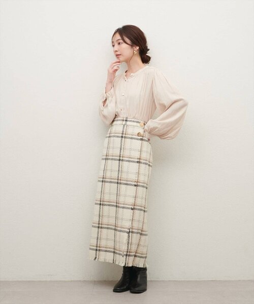natural couture(ナチュラルクチュール)の「マット釦とろみサテンブラウス(シャツ/ブラウス・レディース・ブラウン/チャコールグレー/ピンク/ピンクベージュ/ピンク系その他/グレイッシュベージュ/オフホワイト/ブルー・FREE)」の13枚目の写真