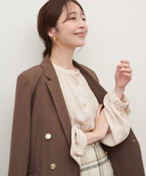 natural couture(ナチュラルクチュール)の「マット釦とろみサテンブラウス(シャツ/ブラウス・レディース・ブラウン/チャコールグレー/ピンク/ピンクベージュ/ピンク系その他/グレイッシュベージュ/オフホワイト/ブルー・FREE)」の15枚目の写真